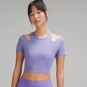 Lululemon Women's Purple
Shoulder Cut-Out Yoga T-Shirt
Size 10